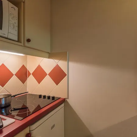 2 Pieces Avec Parking Pres Gare Routiere Et Remonte-pentes, Chamonix-mont-blanc - Fr-1-517-13 Apartment